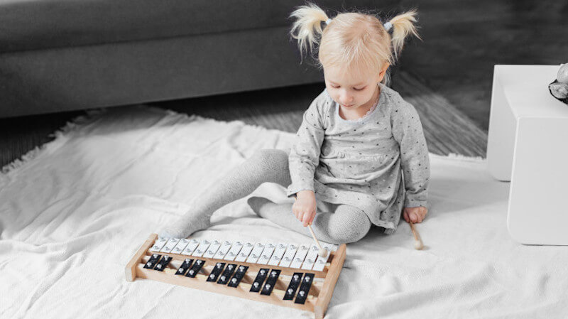 Fillette 2 ans avec xylophone