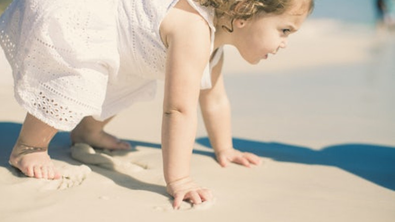 un bebe qui marche à 4 pattes