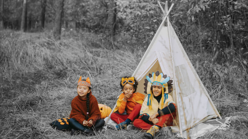 des enfants avec des déguisements d indiens dans une tente tipi enfant
