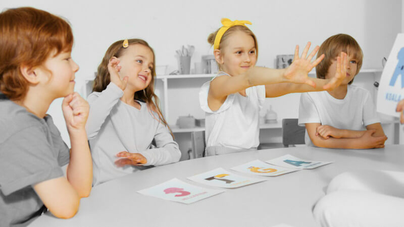 des enfants jouant avec des jouets et jeux coopératifs
