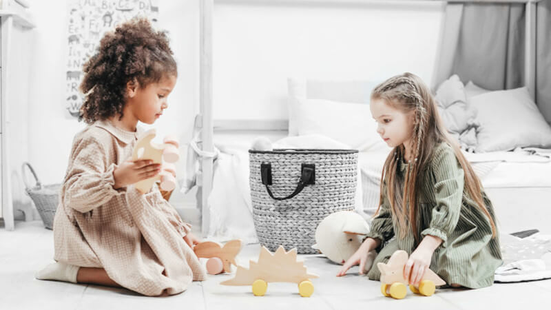 deux Fillettes qui jouent avec jouets en bois naturel
