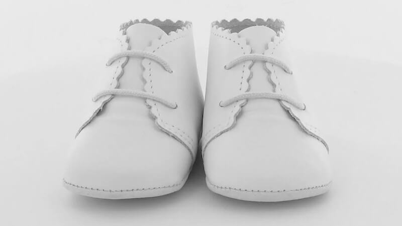 deux chaussons bebe en cuir blanc