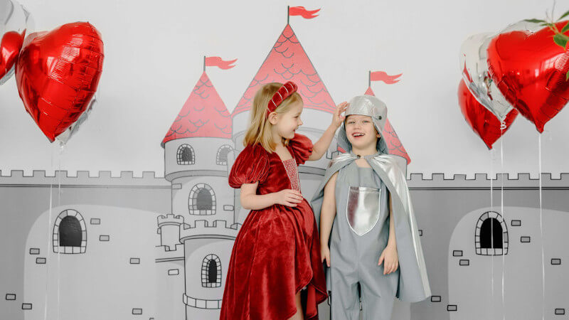 deux enfants avec des déguisements de princesse
