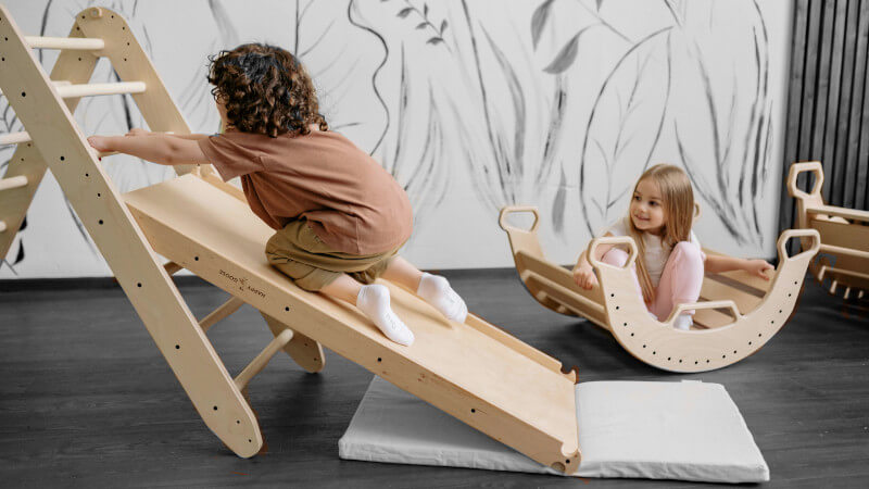 deux enfants avec des jeux de motricité