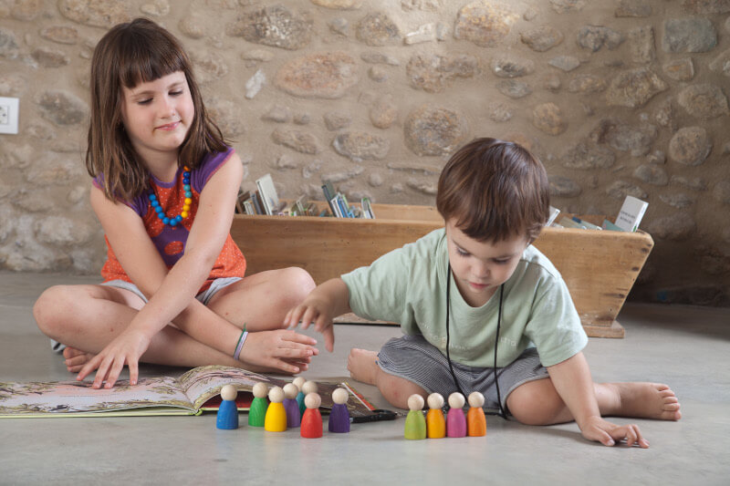 deux enfants avec des jeux grapat