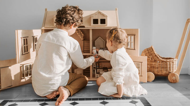 deux enfants avec des jouets en bois responsables