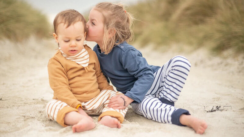 deux enfants habillés avec des vêtements bébé petit pote