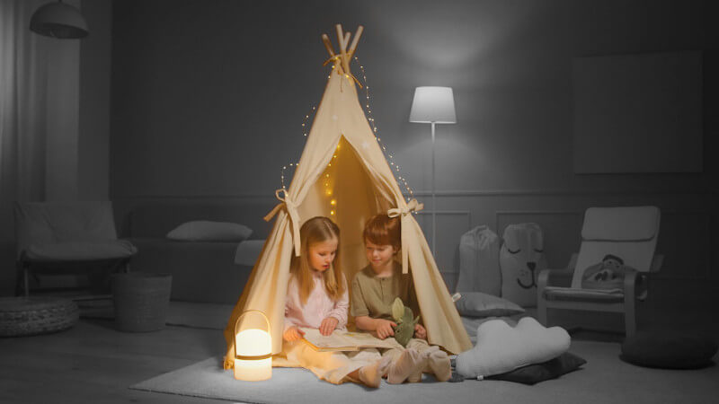deux enfants qui jouent dans un jouet tente tipi