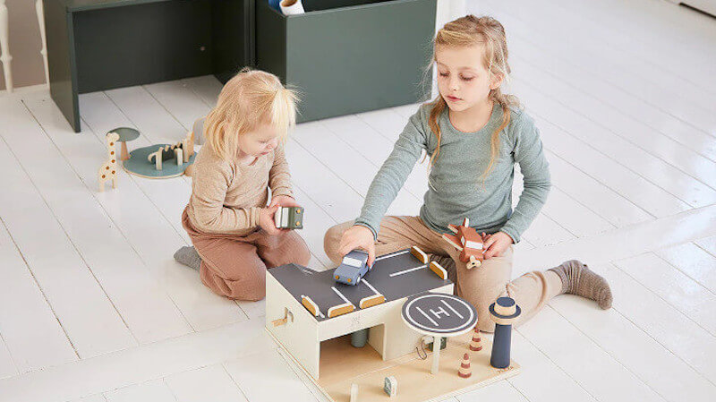 deux fillettes avec des jouets en bois flexa
