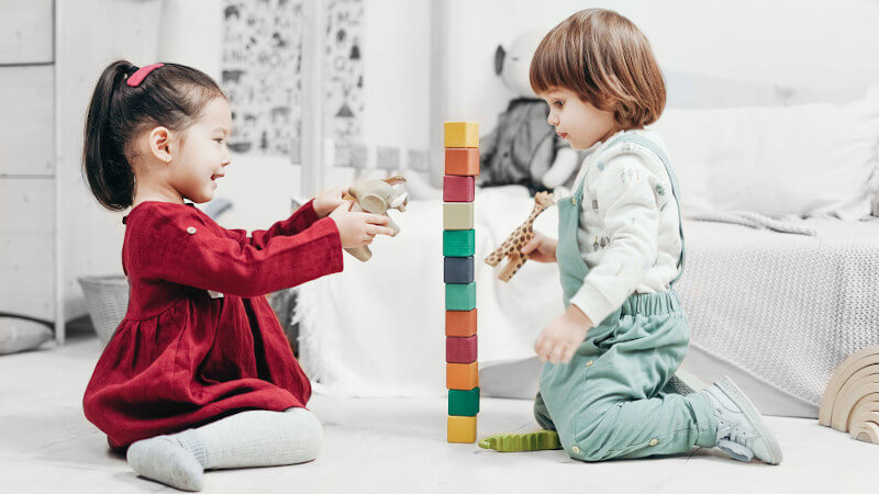 deux fillettes avec jouets cubes en bois