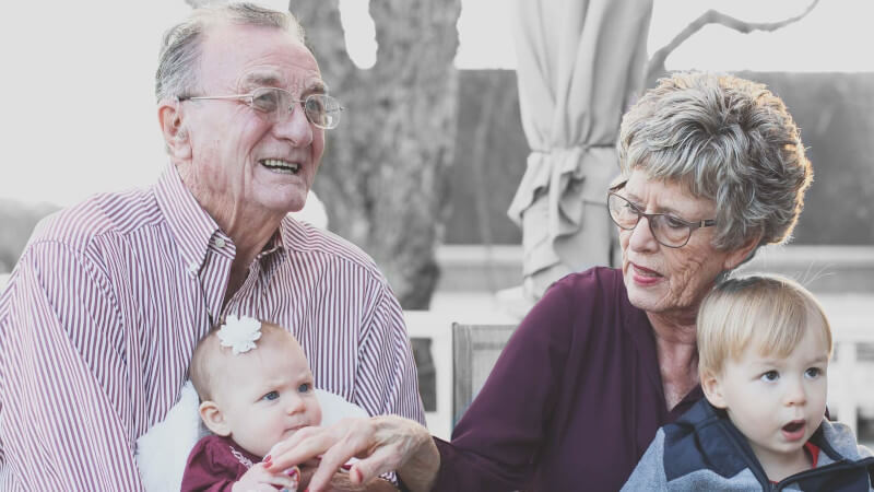 deux grands parents avec leurs petits enfants