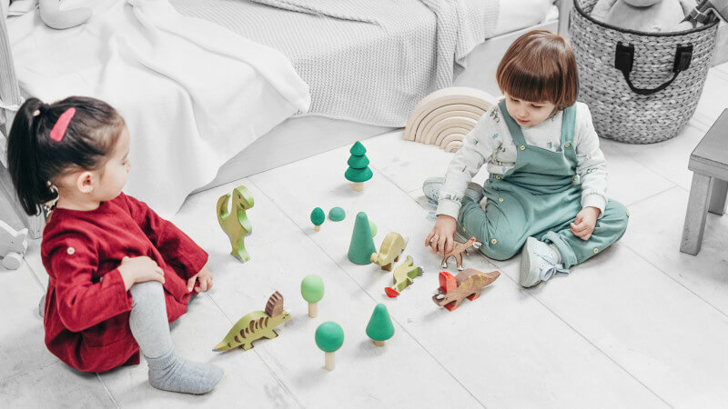 deux jeunes enfant avec des jouets cubes en bois