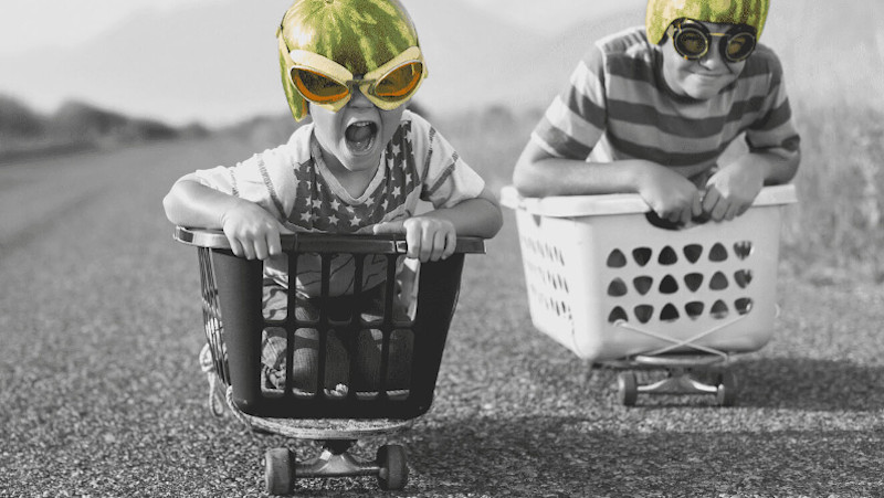 deux jeunes garçons jouant dehors