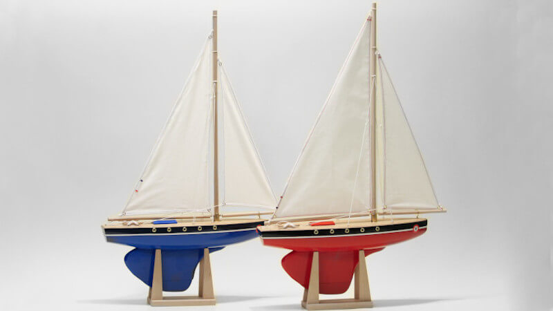 deux jouets bateaux en bois tirot