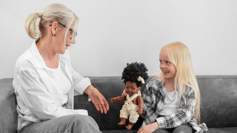 ein Mädchen mit einem inklusiven Spielzeug schwarze Puppe