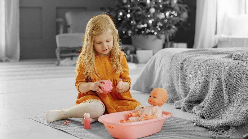 ein Mädchen mit einer Spielzeugpuppe