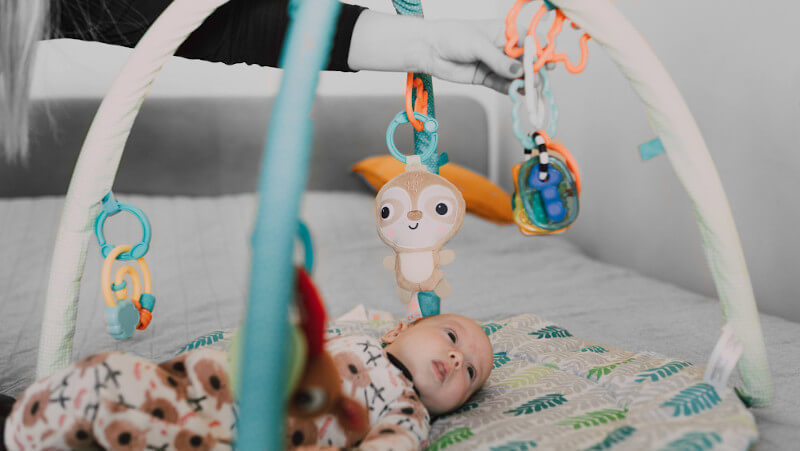 ein baby auf einem spielteppich 2