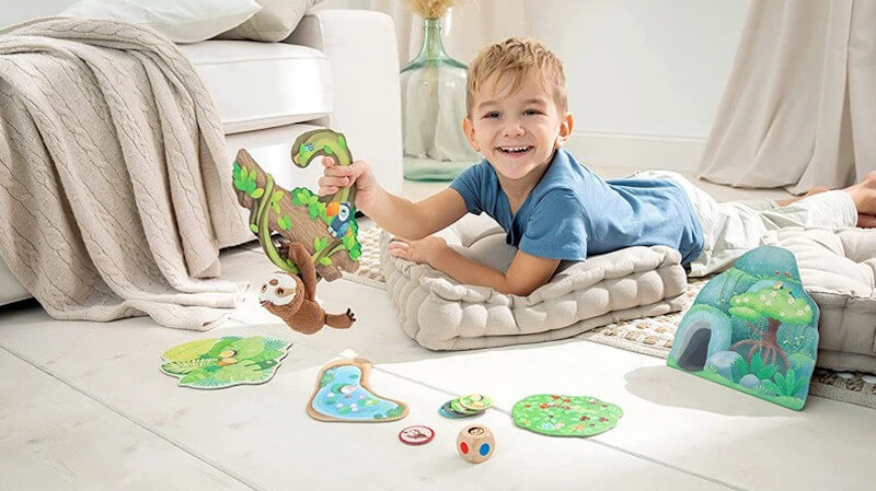ein kleines kind mit einem Haba-Holzspielzeug
