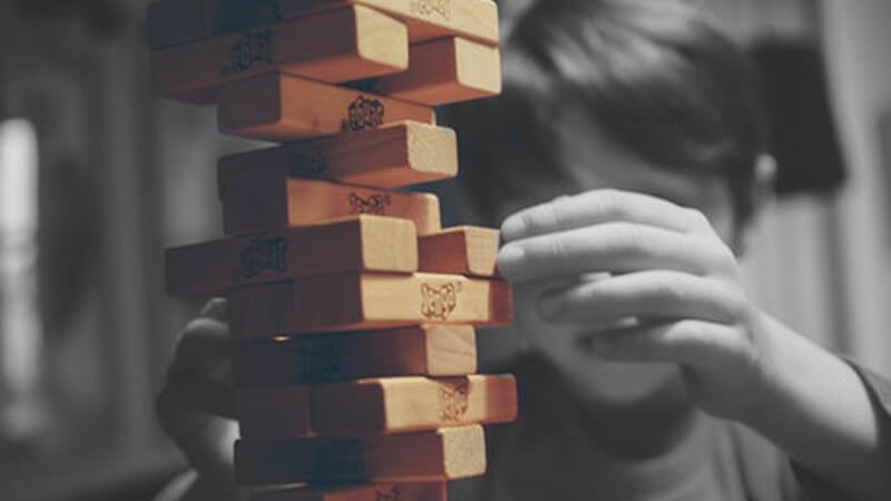 enfant avec cube en bois