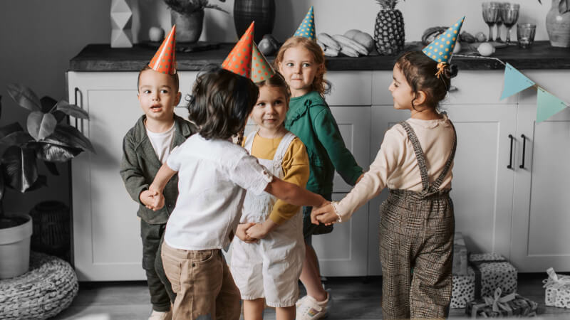 kinder, die zusammen spielen
