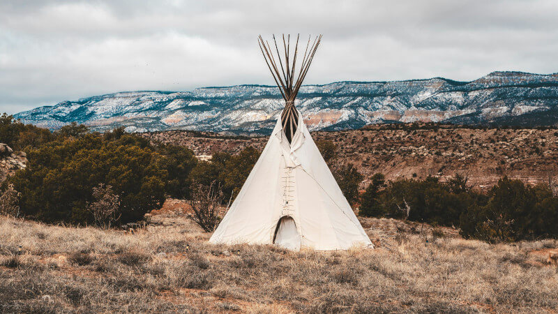 un tipi traditionnel amérindien