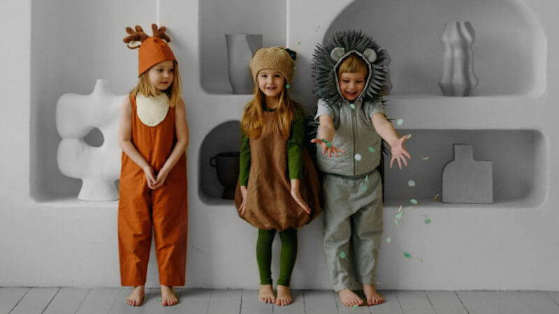 trois jeunes enfants avec des déguisements