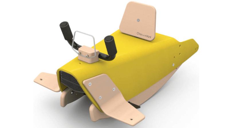 un avion a bascule bébé en bois de couleur jaune