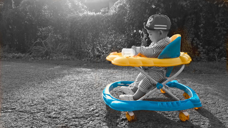 un bebe assis dans un youpala trotteur