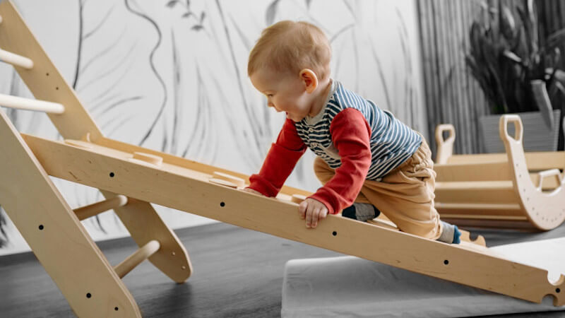 un bebe avec jouet premier âge