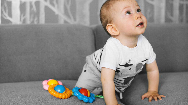 un bebe jouant avec un hochet en plastique premier âge