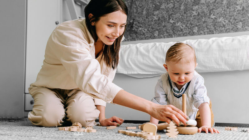 un bebe qui joue avec des jouets écologiques durables en bois