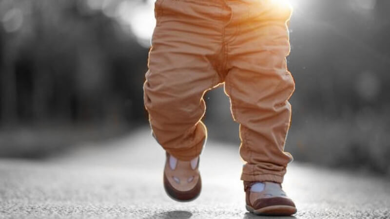 un bébé qui marche et fait ses premiers pas