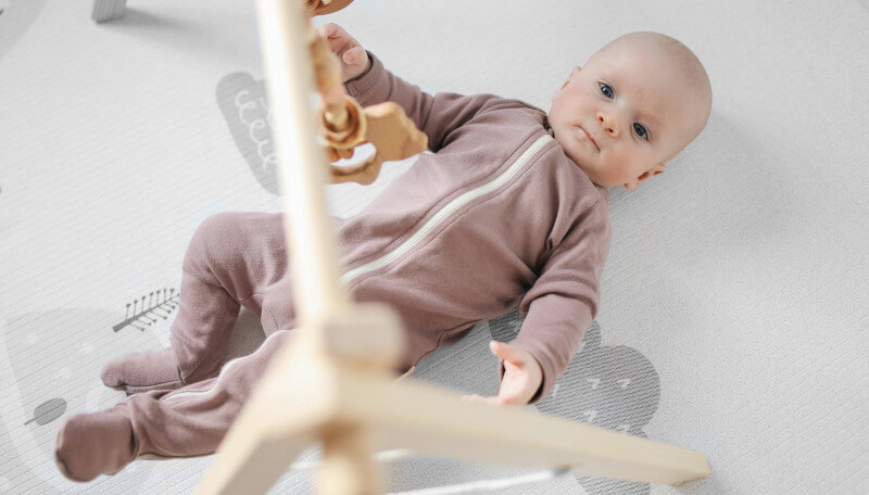 un bébé sur un tapis d'éveil