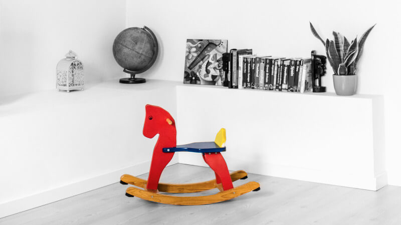 un cheval a bascule traditionnel