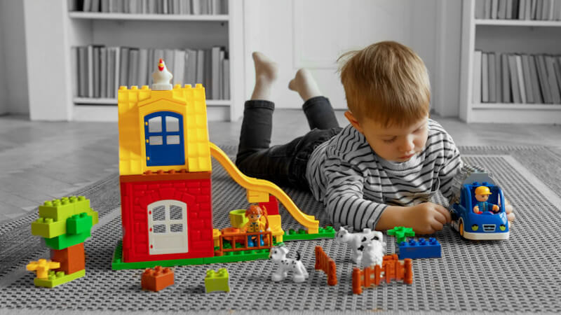 un enfant avec jouets d'éveil en plastique