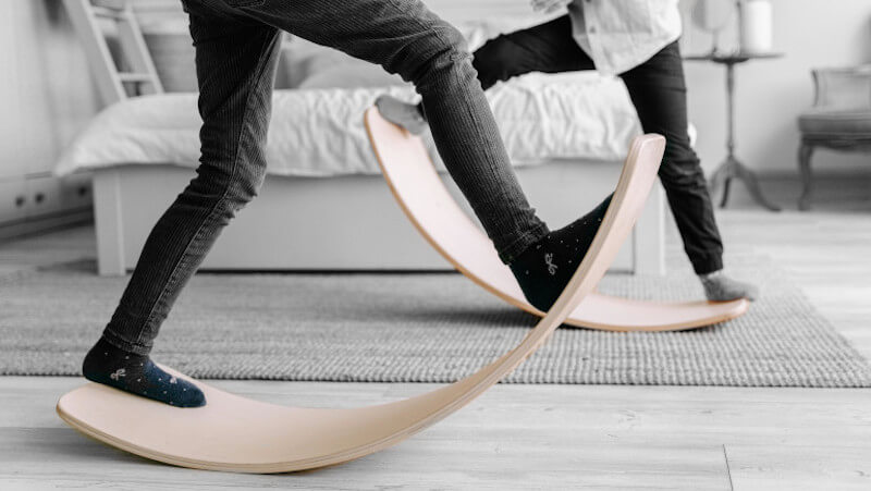 un enfant avec planche d équilibre en bois