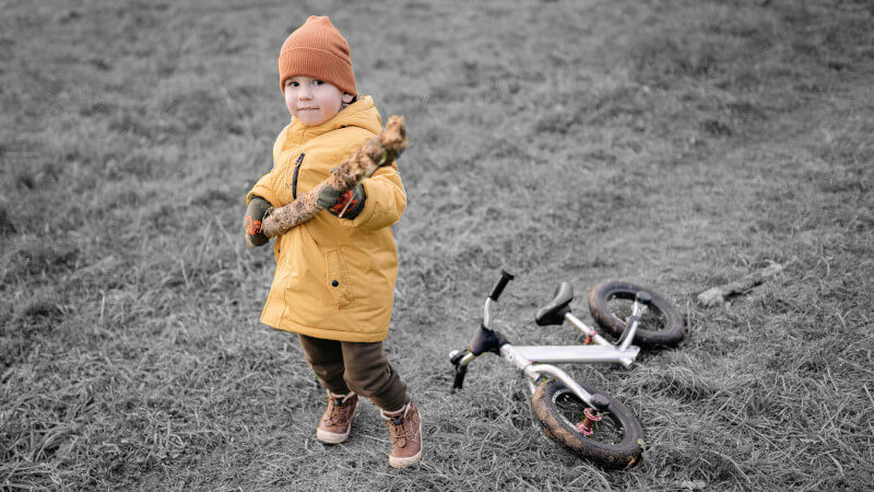 un enfant avec une draisienne bebe