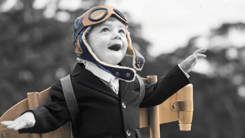 un enfant de 3 ans qui joue avec un déguisement d aviateur