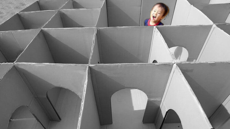 un enfant jouant dans un jeu labyrinthe grandeur nature