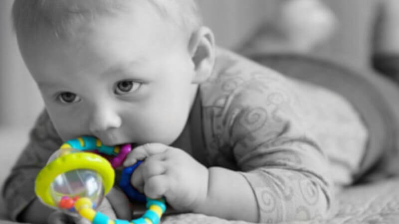 un enfant qui joue avec un hochet pour bébés