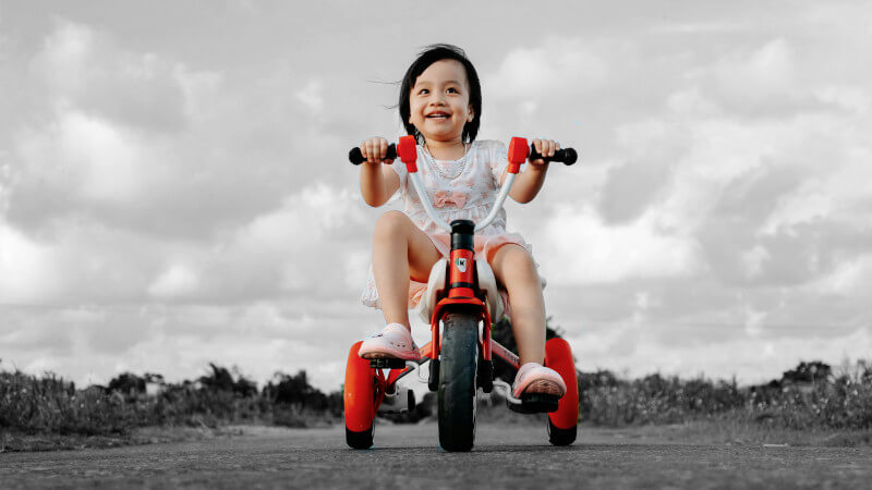 un enfant sur un tricycle pour bebe