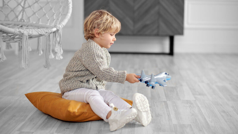 un jeune enfant avec un jouet miniature en forme d avion
