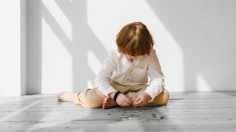 un jeune enfant qui joue avec des jouets puzzle