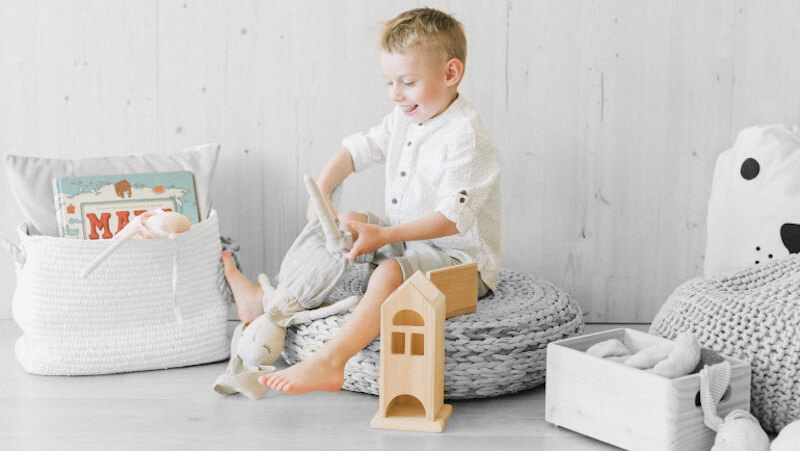 un jeune enfant qui joue avec des jouets dans sa chambre