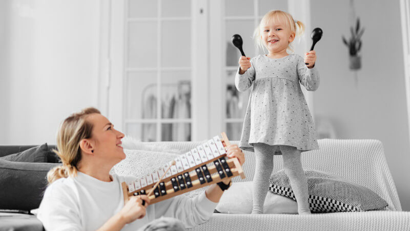 un jeune enfant qui joue de la musique avec un jouet xylophone