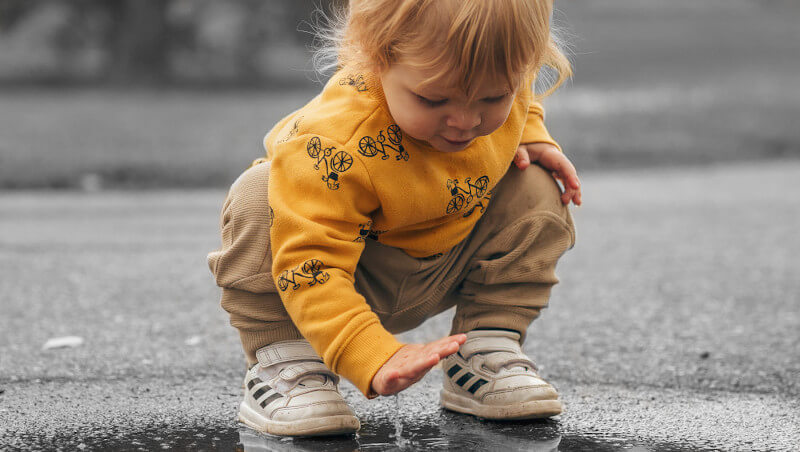 un jeune enfant qui marche debout
