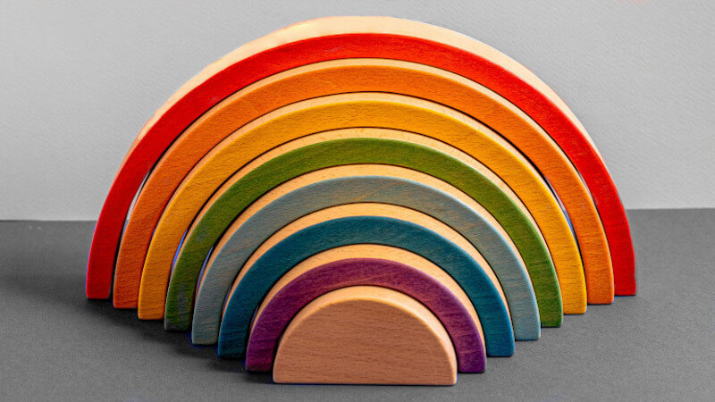 un jouet en bois arc en ciel de couleur