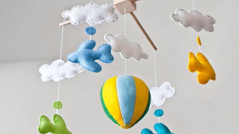 un jouet mobile pour bébé dans une chambre d enfant
