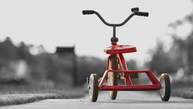 un jouet tricycle en métal pour enfant