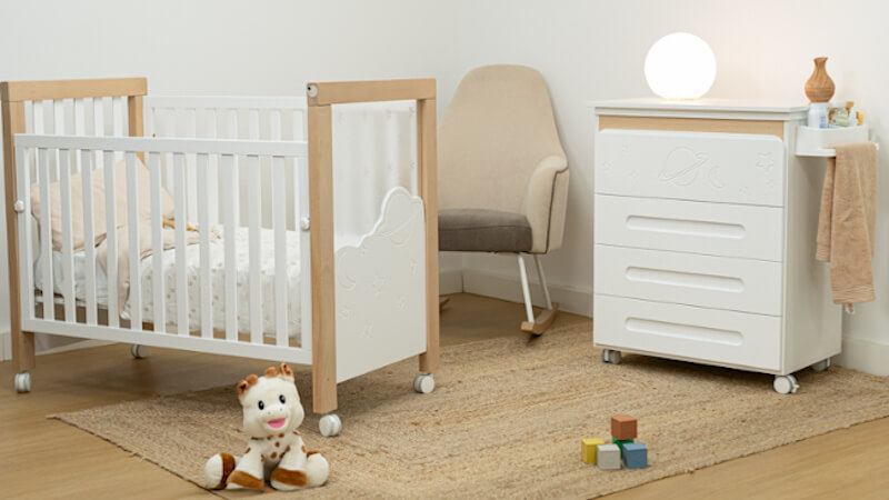 un lit bebe et commode enfant de la marque micuna